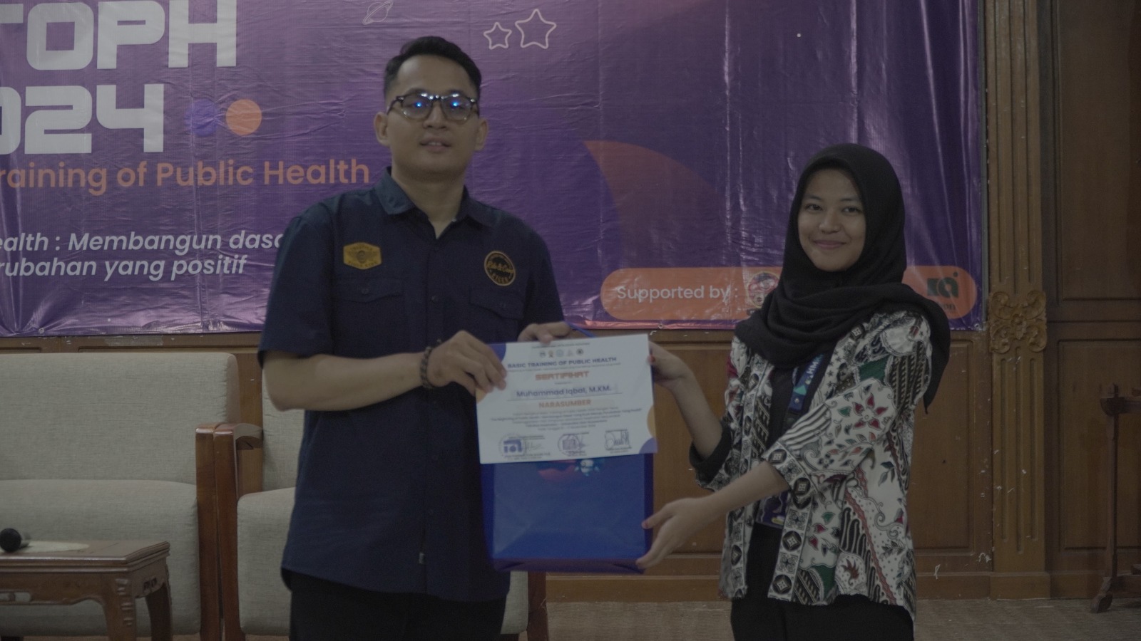 Penyerahan Goodiebag Pembicara Bapak Muhammad Iqbal, M. KM